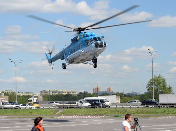 Helicóptero Mi-8 chega para participar da HeliRussia 2015 - Sputnik Brasil