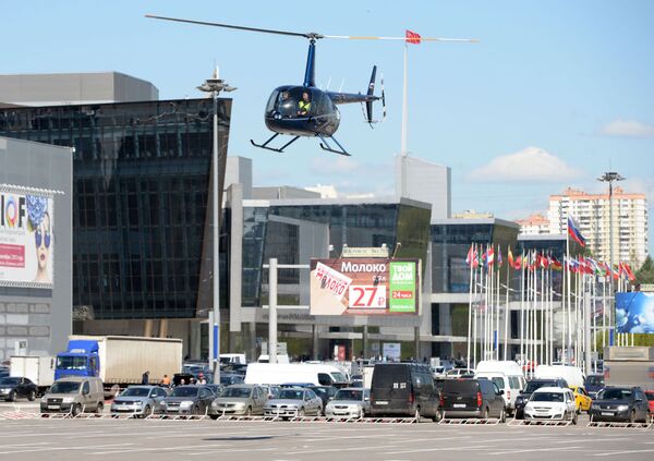 Helicóptero Robinson R66 turbine chega para a HeliRussia 2015 - Sputnik Brasil