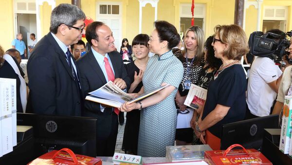 Primeira-dama da China, Cheng Hong, em visita ao Colégio Estadual Matemático Joaquim Gomes de Souza, em Niterói, no dia 20 de maio de 2015 - Sputnik Brasil