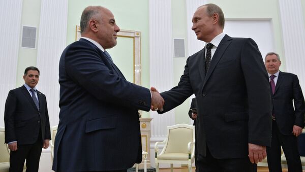 Presidente russo Vladimir Putin saúda o primeiro-ministro iraquiano Haider Al-Abadi - Sputnik Brasil