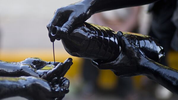 Devotos tomam banho de petróleo durante celebrações em homenagem a São Domingos de Gusmão, padroeiro da Manágua (foto de arquivo) - Sputnik Brasil