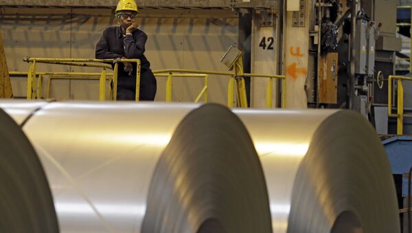 Um trabalhador olha por detrás de rolos de aço em Ohio, nos EUA, enquanto o secretário norte-americano do Trabalho, Seth Harris, discursa. - Sputnik Brasil