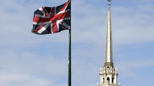 Bandeira britânica hasteada em frente à Embaixada Britânica em Moscou - Sputnik Brasil