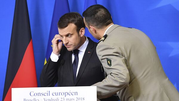 O presidente da França, Emmanuel Macron, escuta adido militar durante cúpula da UE em Bruxelas em 23 de março de 2018 - Sputnik Brasil