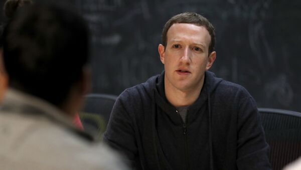 CEO do Facebook, Mark Zuckerberg, conversa com um grupo de empreendedores e inovadores durante uma mesa redonda em St. Louis, EUA. - Sputnik Brasil