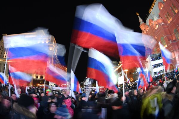 Participantes da manifestação dedicada ao quarto aniversário da reunificação da Crimeia com a Rússia, Moscou. - Sputnik Brasil