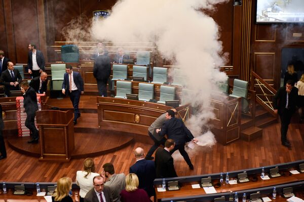 Membros da oposição do Kosovo lançam gás lacrimogéneo no interior do Parlamento para travar a votação pela ratificação das fronteiras com o vizinho Montenegro, aprovadas em 2015. - Sputnik Brasil