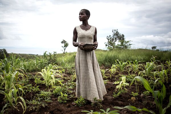 Uma mulher planta sementes no acampamento improvisado para deslocados internos na República Democrática do Congo. - Sputnik Brasil