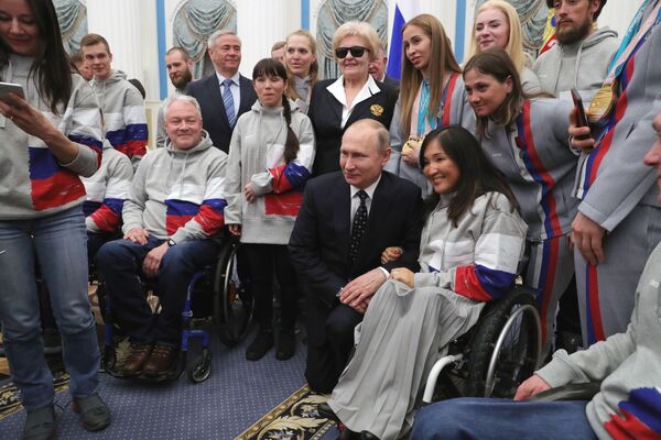 O presidente russo Vladimir Putin durante um encontro com os vencedores dos Jogos Paralímpicos de Inverno de 2018. - Sputnik Brasil