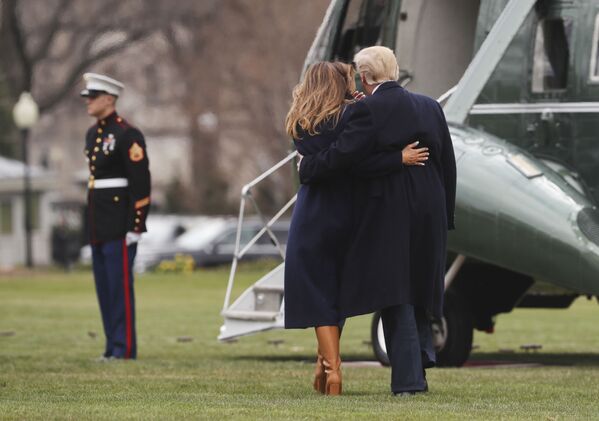 O presidente dos EUA Donald Trump com sua esposa Melania Trump embarcam no helicóptero Marine One, perto da Casa Branca. - Sputnik Brasil