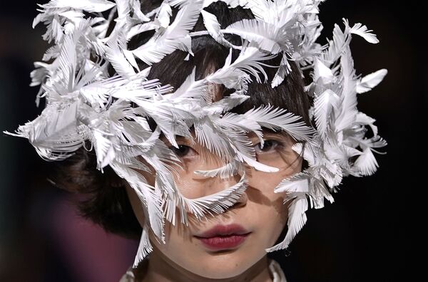 Modelo mostra uma criação do estilista Ohalu Ando durante a Semana da Moda em Tóquio. - Sputnik Brasil
