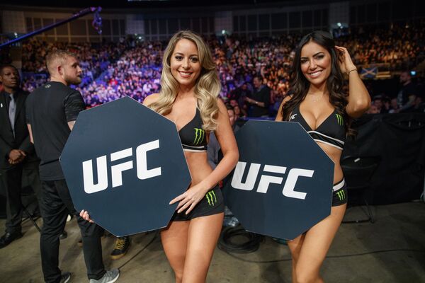 Meninas do ringue durante o Ultimate Fighting Championship (UFC) em Londres. - Sputnik Brasil