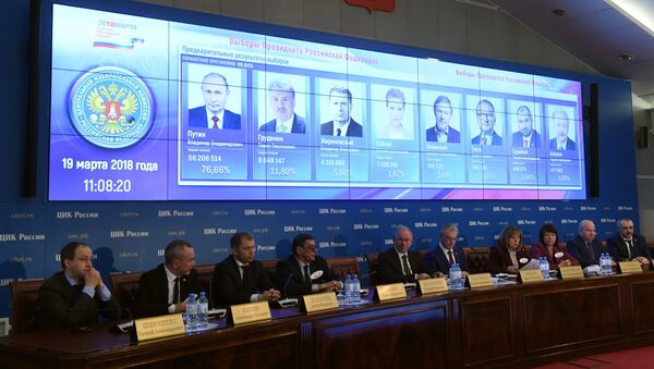 Resultados preliminares da eleição presidencial russa mostrada em uma tela no centro de informações da Comissão Eleitoral Central Russa. - Sputnik Brasil