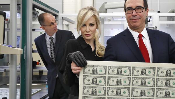 Steven Mnuchin, secretário do Tesouro dos EUA, com sua mulher Louise Linton, mostram novas notas de um dólar, sendo elas as primeiras a luzir sua assinatura e a da Tesoureira, Jovita Carranza, em 15 de novembro de 2017 - Sputnik Brasil