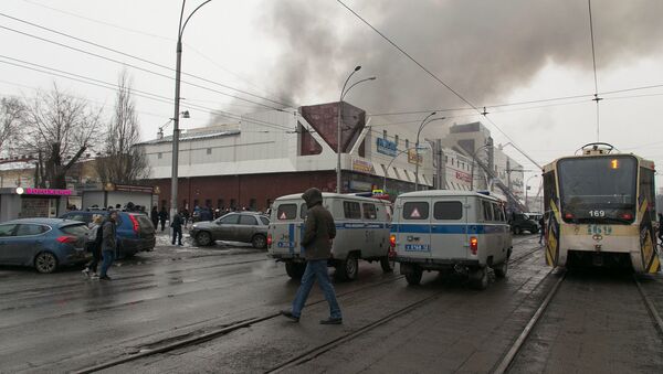 Incêndio atinge shopping Zimnyaya Vishnya ('Cereja de Inverno'), na cidade siberiana de Kemerovo. - Sputnik Brasil