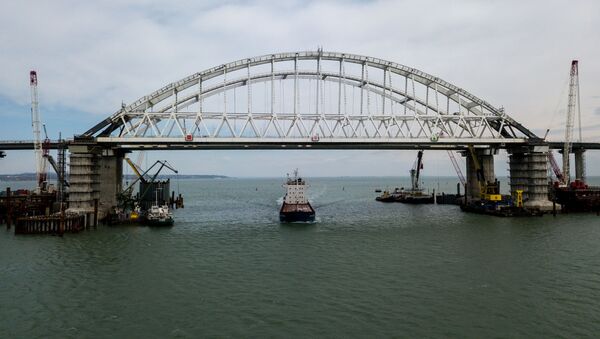 Ponte da Crimeia atravessa o estreito de Kerch - Sputnik Brasil