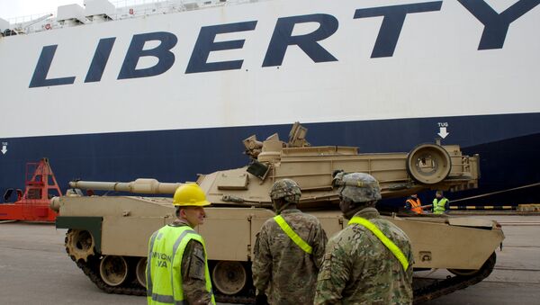 Tanque Abrams a ser desembarcado no porto de Riga, Letônia (foto de arquivo) - Sputnik Brasil