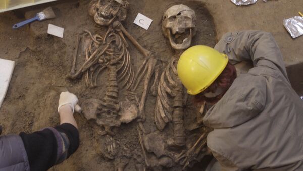 Arqueólogos trabalhando em um cemitério antigo com dúzias de esqueletos em Florença, Itália - Sputnik Brasil