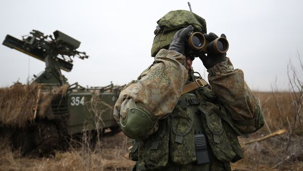 Soldado russo durante manobras táticas - Sputnik Brasil