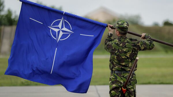Soldado romeno com bandeira da OTAN - Sputnik Brasil