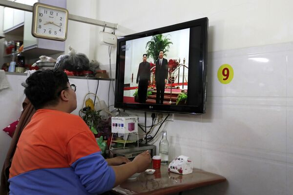 Cidadão chinês toma café da manhã ao assistir um noticiário sobre o encontro bilateral entre Kim Jong-un e Xi Jinping, em Pequim - Sputnik Brasil