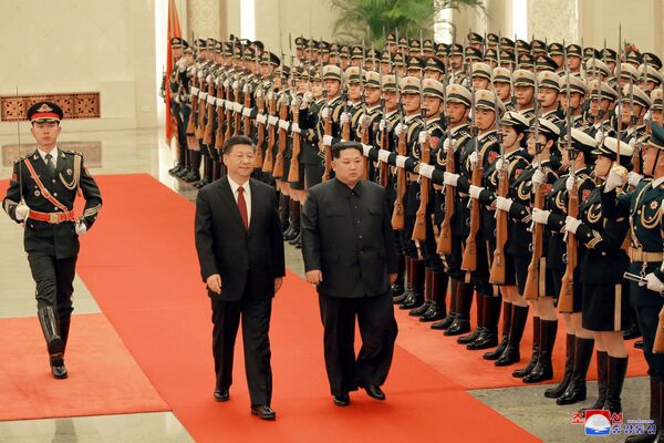 Líder norte-coreano, Kim Jong-un, encontra-se com seu homólogo chinês, Xi Jinping, com presença da guarda de honra, no âmbito de uma visita não oficial a Pequim, em 25 de março de 2018 - Sputnik Brasil