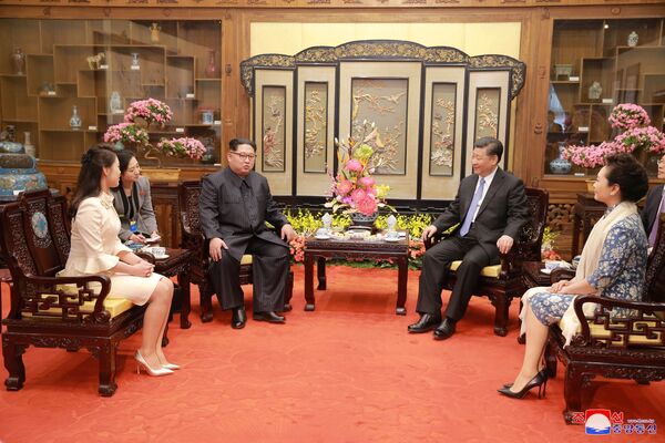Líder da Coreia do Norte, Kim Jong-un, junto com sua esposa, Ri Sol Ju, encontra-se com o presidente chinês, Xi Jiping, e sua esposa Peng Liyuan, em Pequim, no âmbito da visita entre 25 e 28 de março de 2018 - Sputnik Brasil