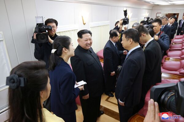 Líder da Coreia do Norte, Kim Jong-un, sorri ao efetuar sua visita não oficial a Pequim, entre 25 e 28 de março de 2018 - Sputnik Brasil