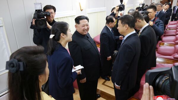Líder da Coreia do Norte, Kim Jong-un, sorri ao efetuar sua visita não oficial a Pequim, entre 25 e 28 de março de 2018 - Sputnik Brasil