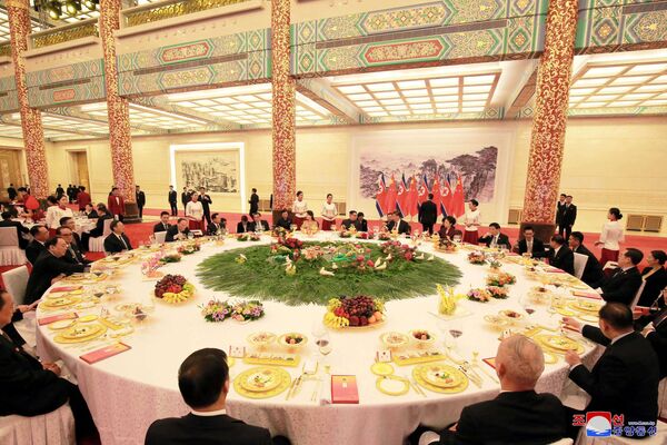 Jantar solene no âmbito da histórica reunião bilateral entre Kim Jong-un e Xi Jinping, em Pequim, entre 25 e 28 de março de 2018 - Sputnik Brasil