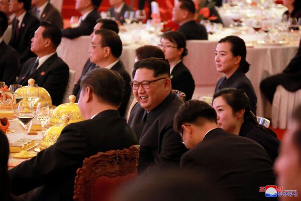 Jantar solene durante a histórica reunião bilateral entre Kim Jong-un e Xi Jinping, em Pequim, entre 25 e 28 de março de 2018 - Sputnik Brasil