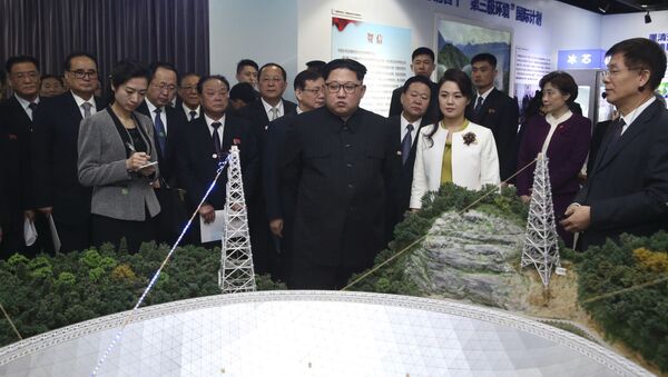 Líder da Coreia do Norte, Kim Jong-un, junto com sua esposa, Ri Sol Ju, visita exposição na Academia de Ciências da China, em Pequim, no decorrer de visita não oficial entre 25 e 28 de março de 2018 - Sputnik Brasil