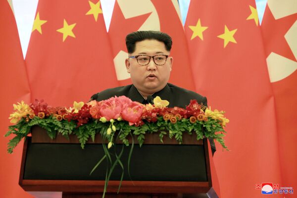 Líder norte-coreano, Kim Jong-un, discursa no âmbito da sua visita não oficial a Pequim, entre 25 e 28 de março de 2018 - Sputnik Brasil