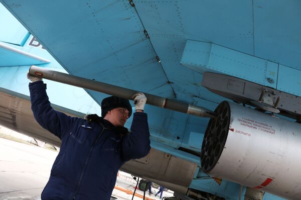 Preparação do caça-bombardeiro Su-34 antes do voo - Sputnik Brasil