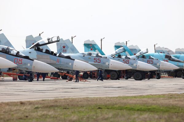 Caças Su-27SM e Su-30 no concurso Aviadarts 2018 - Sputnik Brasil