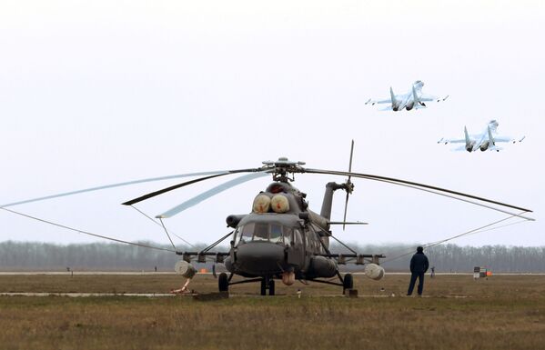 Helicóptero Mi-8AMTSh e caças Su-27 durante o concurso Aviadarts 2018 - Sputnik Brasil