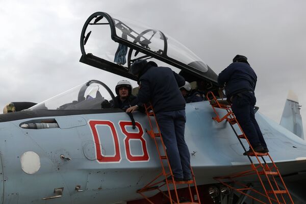 Preparação do caça Su-30 antes do voo - Sputnik Brasil