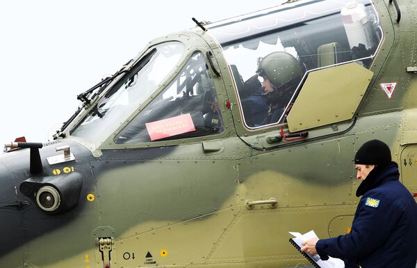 Piloto de helicóptero Ka-52 Alligator antes de decolar - Sputnik Brasil