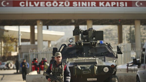 (File) Turkish forces' officers provide security at the Cilvegozu border gate with Syria, near Hatay, southeastern Turkey, Monday, Dec, 19, 2016 - Sputnik Brasil
