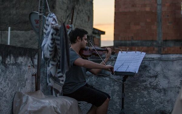 Músico ensaia no Complexo da Maré - Sputnik Brasil