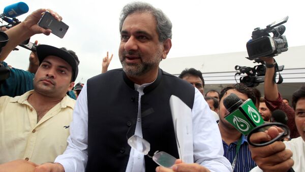 Pakistan's former Petroleum Minister and Prime Minister designate Shahid Khaqan Abbasi arrives to attend the National Assembly session in Islamabad, Pakistan August 1, 2017 - Sputnik Brasil