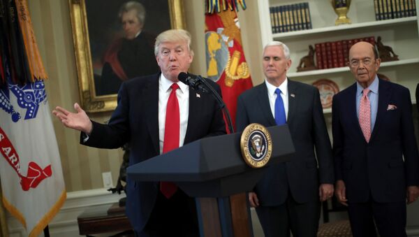 U.S. President Donald Trump speaks during a signing ceremony of executive orders on trade, accompanied by Vice President Mike Pence (C) and U.S. Commerce Secretary Wilbur Ross (R) at the Oval Office of the White House in Washington, U.S., March 31, 2017 - Sputnik Brasil