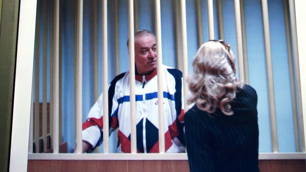 Imagem do ex-espião russo Sergei Skripal em 9 de agosto de 2006, quando falava com o seu advogado atrás das grades fora de um tribunal de Moscou - Sputnik Brasil