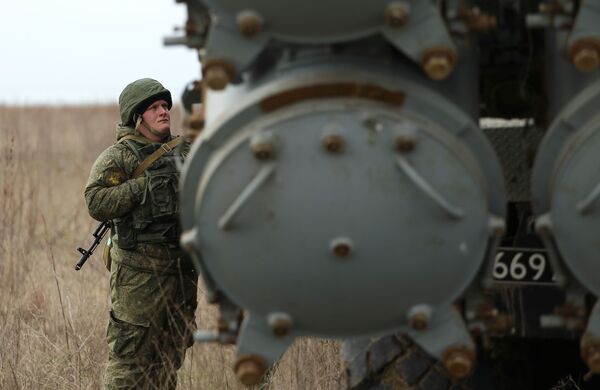 Militar russo junto ao sistema de mísseis costeiros Bal durante os treinamentos das tripulações das Tropas de Mísseis e Artilharia russas no polígono Zhelezny Rog, na região de Krasnodar - Sputnik Brasil
