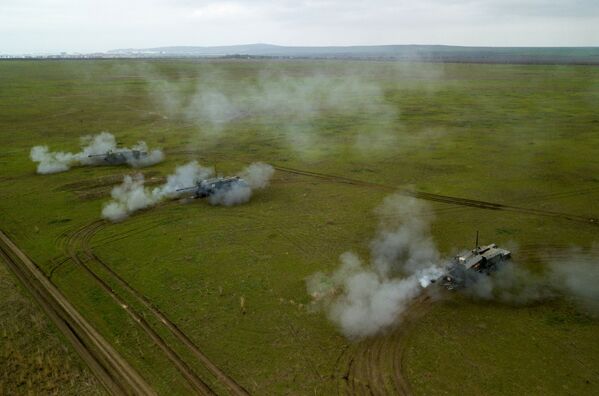 Sistemas de artilharia autopropulsada A-222 Bereg participam dos treinamentos das tripulações das Tropas de Mísseis e Artilharia russas no polígono Zhelezny Rog, na região de Krasnodar - Sputnik Brasil