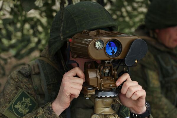 Militar russo em um posto de vigilância durante os treinamentos das tripulações das Tropas de Mísseis e Artilharia russas no polígono Zhelezny Rog, na região de Krasnodar - Sputnik Brasil