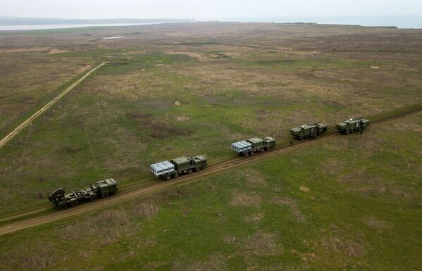 Vista aérea dos treinamentos das tripulações das Tropas de Mísseis e Artilharia russas no polígono Zhelezny Rog, na região de Krasnodar - Sputnik Brasil