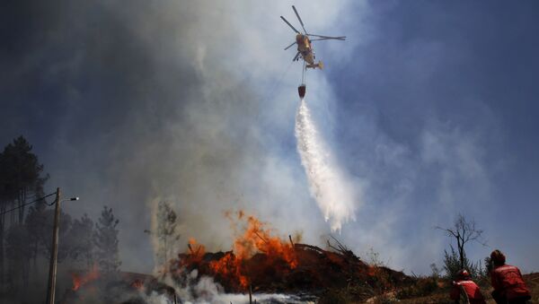 Um Kamov apaga incêndio em Alvaizere, no centro de Portugal, em 3 de setembro de 2012 - Sputnik Brasil