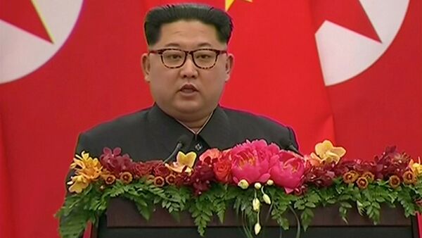 O líder norte-coreano Kim Jong Un fala durante um banquete em Pequim, China - Sputnik Brasil
