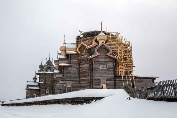 Vista invernal da arquitetura de madeira na ilha de Kizhi, na república da Carélia, Rússia - Sputnik Brasil
